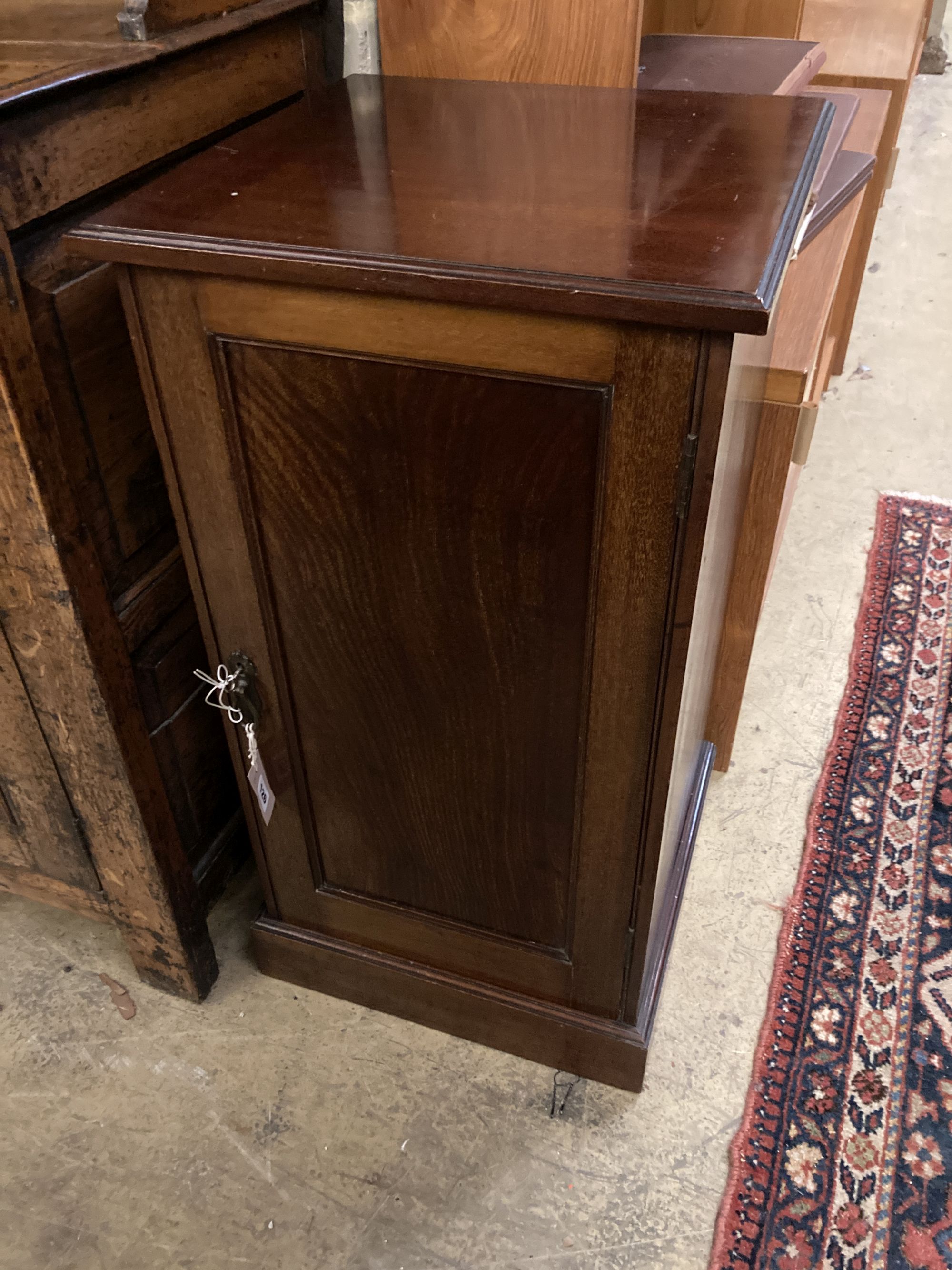 An Edwardian mahogany pedestal cupboard, width 45cm, depth 44cm, height 86cm